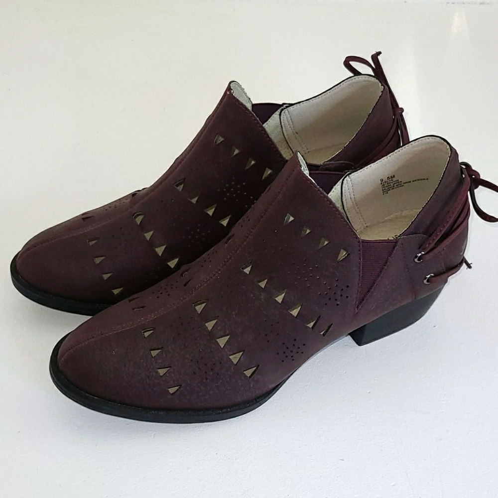 JBU by James Womens Evelyn Fashion Bootie in Wine